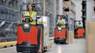 La luce LED dei carrelli commissionatori N20 è particolarmente luminosa I carrelli commissionatori N20 di Linde Material Handling con luce LED anteriore