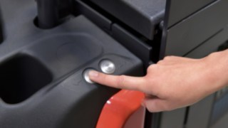 I carrelli commissionatori N20 dispongono su entrambi i lati di pulsanti per operatore a terra Pulsante per operatore a terra sul carrello commissionatore N20 di Linde Material Handling