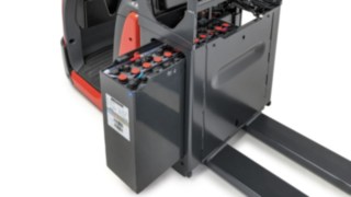Semplice estrazione laterale della batteria sul carrello commissionatore N20 Estrazione laterale della batteria sul carrello commissionatore N20 di Linde Material Handling