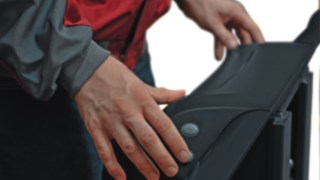 Con i pulsanti per la marcia di scorrimento disponibili come optional il conducente può muovere avanti e indietro il carrello commissionatore V10 anche nella posizione di lavoro. L’immagine mostra i pulsanti disponibili come optional, con cui il conducente può muovere avanti e indietro il carrello commissionatore V10 anche nella posizione di lavoro.