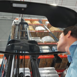 Carrelli retrattili per raggiungere altezze elevate nei magazzini Carrelli retrattili per raggiungere altezze elevate nei magazzini