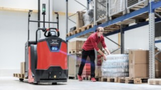 I carrelli commissionatori dotati dell’opzione semiautomatica di Linde seguono il conducente o lo precedono. L’opzione semiautomatica (SA) per carrelli commissionatori di Linde Material Handling