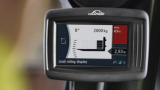Sul display del Linde Safety Pilot viene visualizzato il peso del carico, l'altezza massima di sollevamento dipendente dal peso, l'angolo di inclinazione e il baricentro del carico. Sul display del Linde Safety Pilot viene visualizzato il peso del carico, l'altezza massima di sollevamento dipendente dal peso, l'angolo di inclinazione e il baricentro del carico.